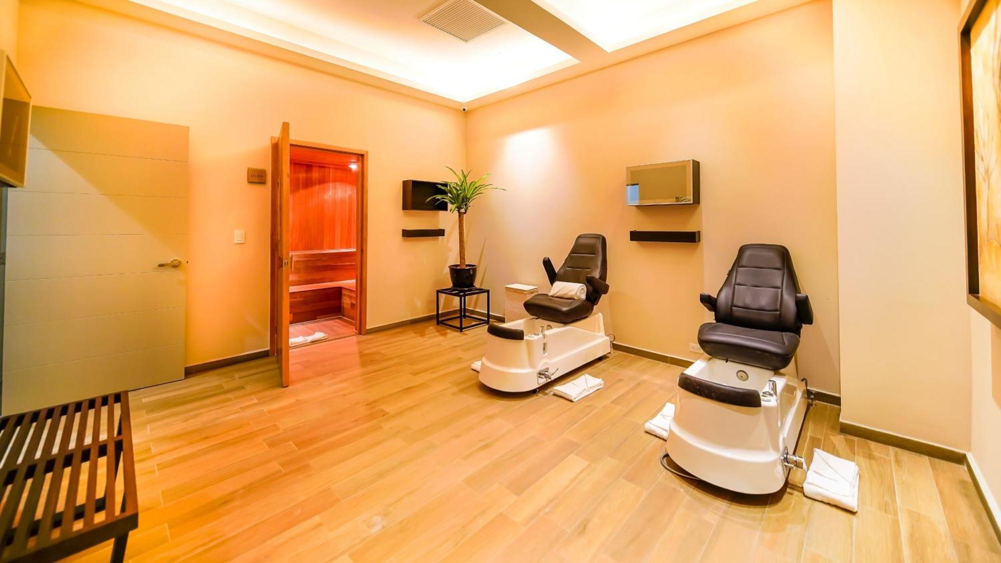 Metria Hotel León Exteriér fotografie A nail salon