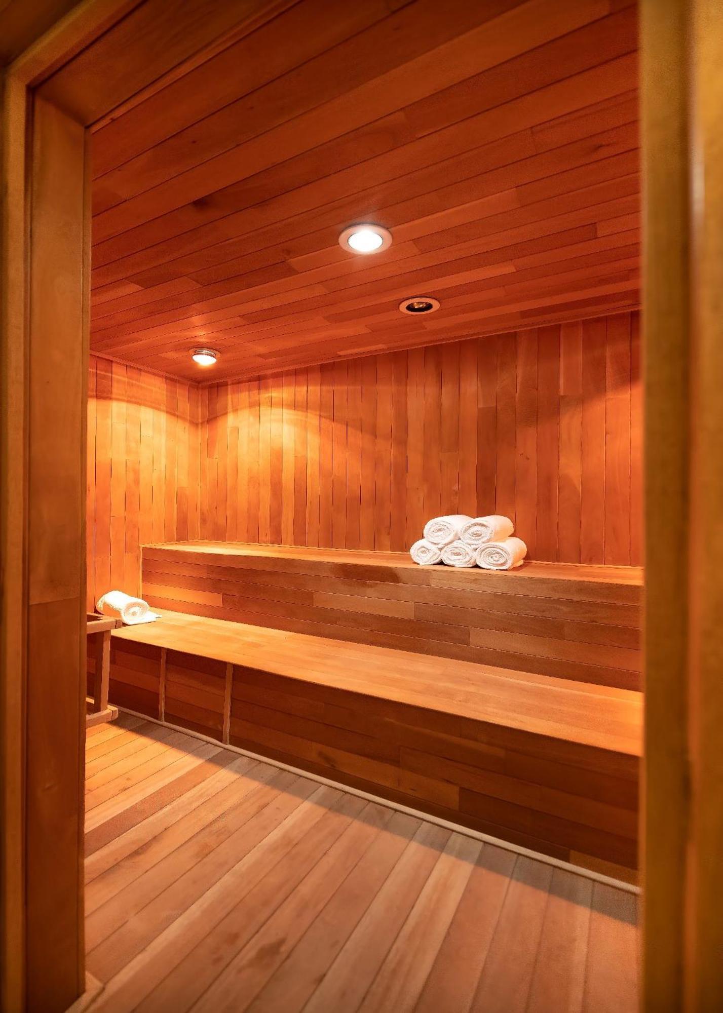 Metria Hotel León Exteriér fotografie A modern Finnish sauna