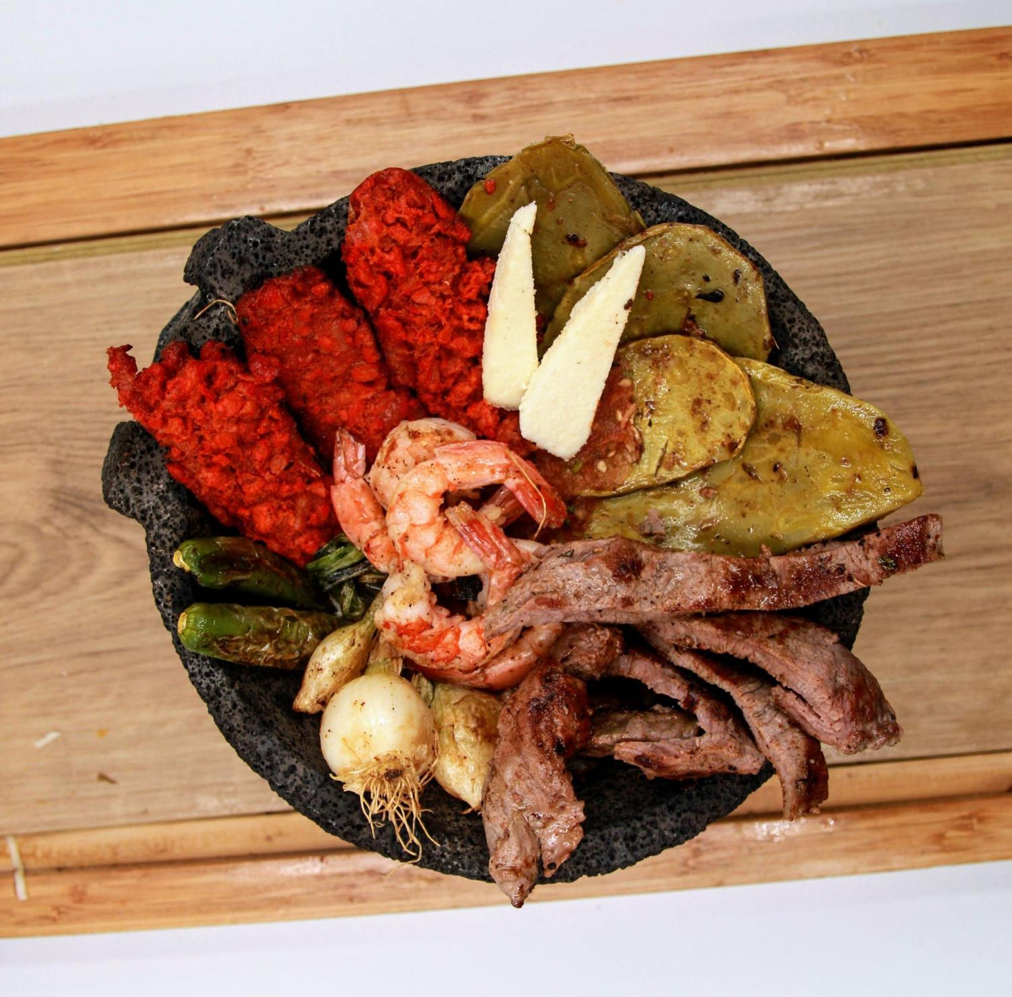 Metria Hotel León Exteriér fotografie A plate of assorted grilled meats