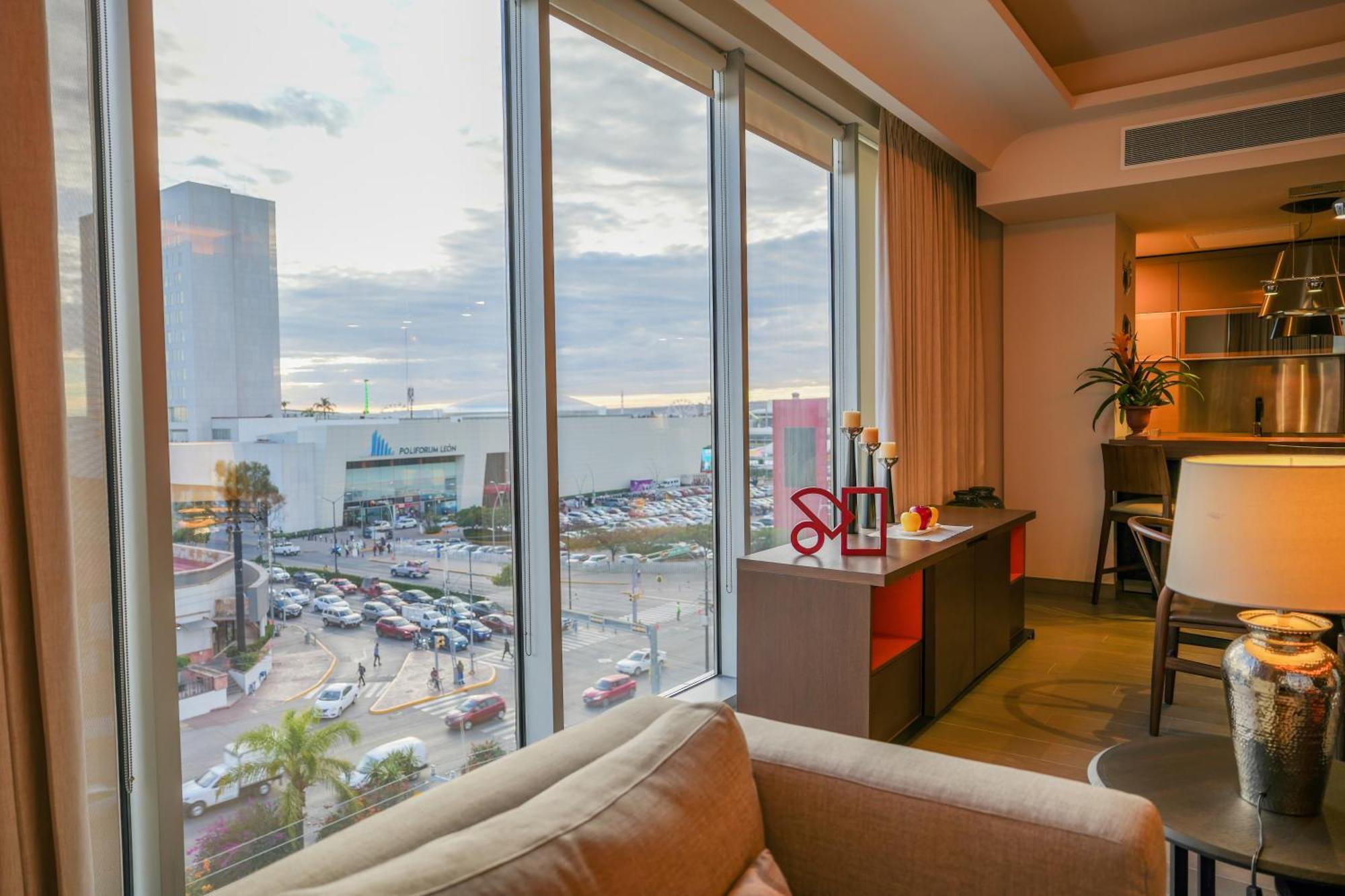 Metria Hotel León Exteriér fotografie A view from a suite at the JW Marriott Phoenix.